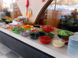 Свіжі овочі в дитячому таборі в Болгарії