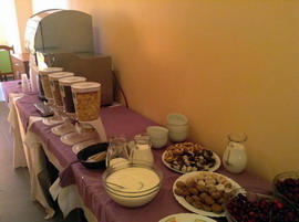 Вода в кулері. Шведський стіл