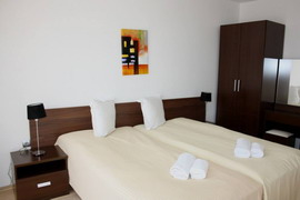 Ліжка, шафа в кімнаті. Літній табір в Болгарії