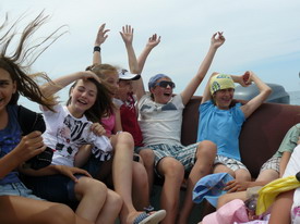 Детский отдых в лагере на летних каникулах